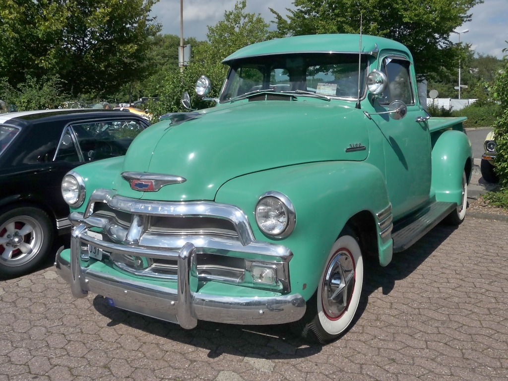Ein Chevrolet  Advance Design  3100 Pickup, gebaut um 1950, auf dem Auengelnde der US-Car-Show in Grefrath im August 2010.