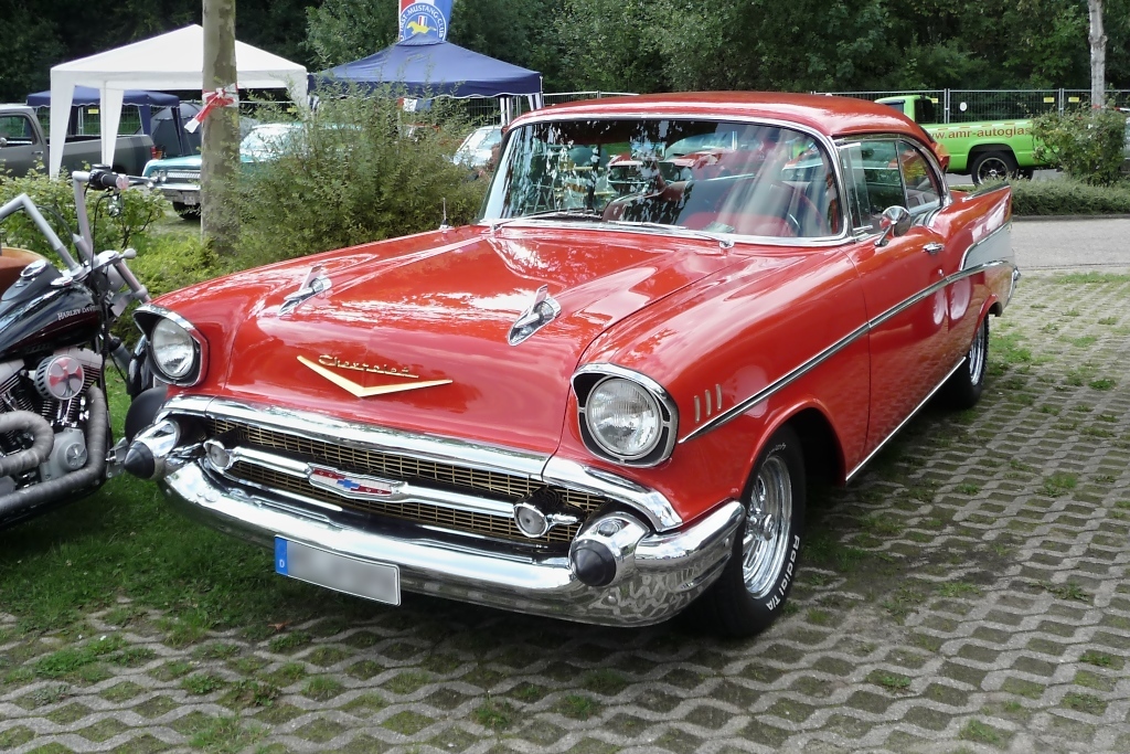 Ein Chevrolet Bel Air Zweitrer der zweiten Generation, gebaut 1957, auf dem Auengelnde der US-Car-Show in Grefrath im August 2010.