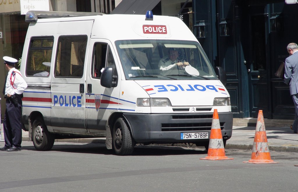 Ein Citroen Polizeifahrzeug am 15.07.2009, also einen Tag nach dem franzsischen Nationalfeiertag, geparkt auf den unteren Champs-lyses.