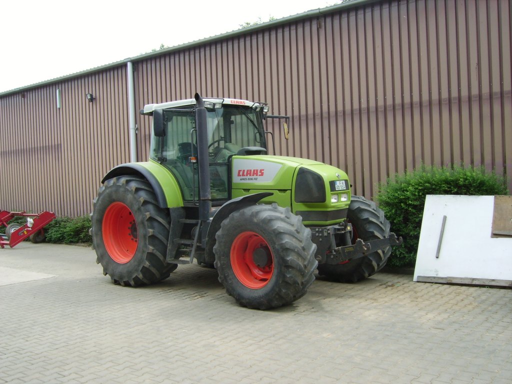 Ein Claas Traktor in Maintal am 27.05.11 