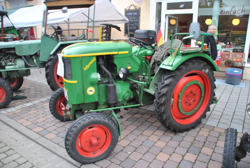 Ein Deutz Traktor, am 02.10.2010. auf dem Bauernmarkt in der Burgdorfer Strae.