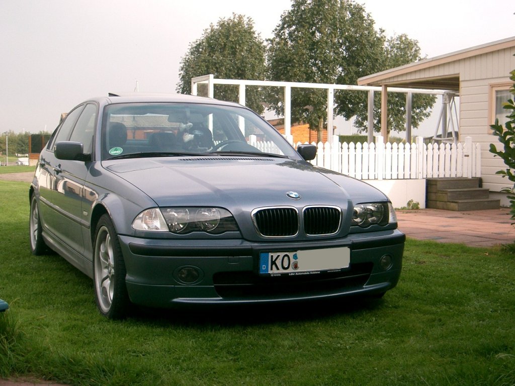 Ein E46 der 3er Reihe von BMW. Das Fahrzeug aus Koblenz stand hier auf einem hollndischen Campingplatz in Arnemuiden. (Sommer 2007)