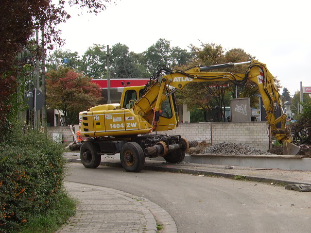 Ein Eichholz Atlas Zweiwege Bagger am 25.09.08 beim Bauarbeiten der Mainzer Straenbahn 
