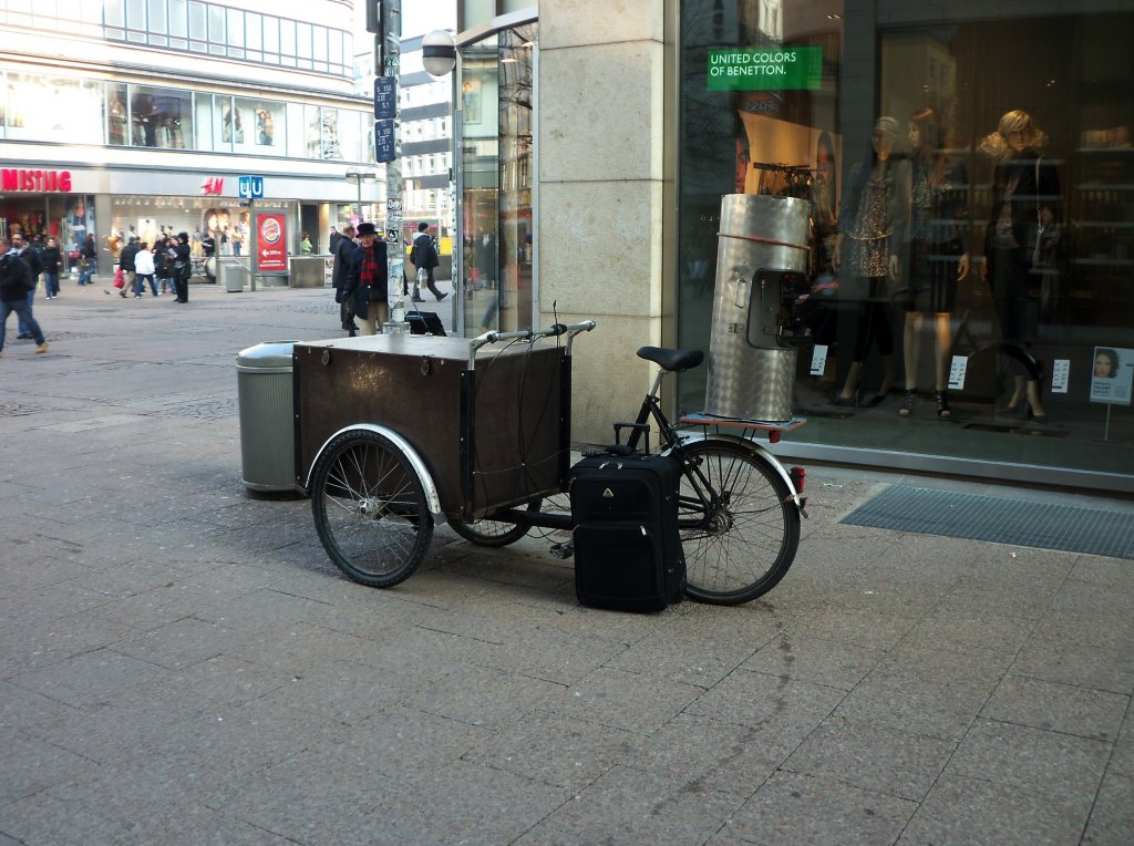 Ein Fahrrad mit Ofen, am 01.03.2011 am Krcke in Hannover.