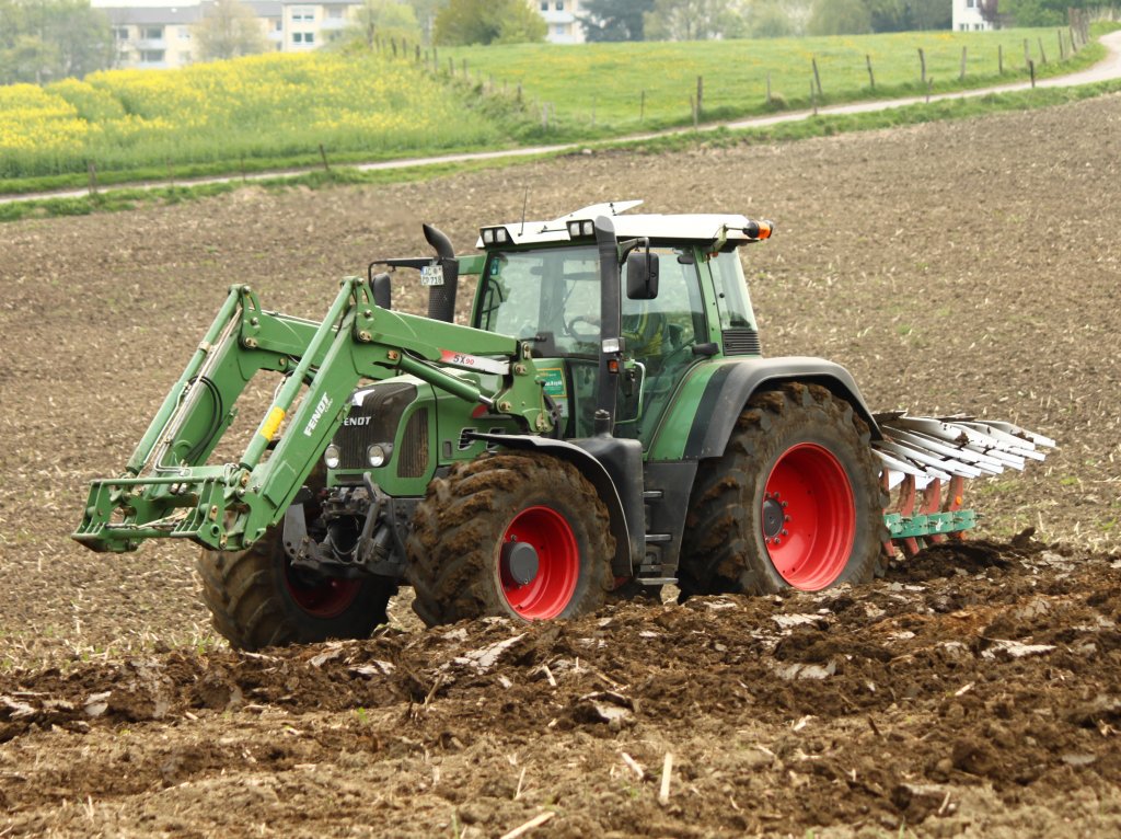 Ein Fendt Traktor pflgt am 14.04.2011 ein Feld in Aachen.