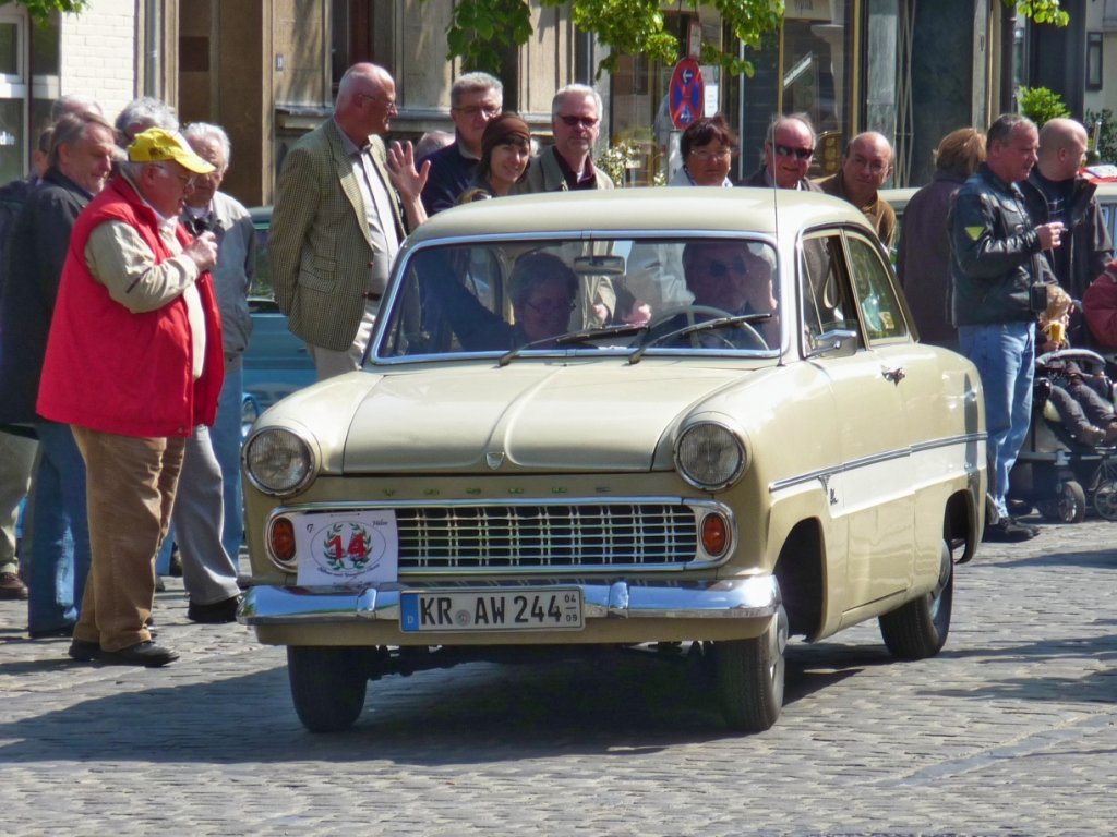 Ein Ford 12m  Streifentaunus  am Start bei der Oldtimer-Rallye auf dem Marktplatz in Hls.