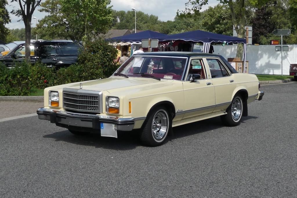 Ein Ford Granada auf dem Auengelnde der US-Car-Show in Grefrath im August 2010. Dieser US-Ford hat nichts mit dem europischen Modell gleichen Namens zu tun, sondern ist baugleich zum Mercury Monarch, und wurde von 1974 bis 1980 gebaut.