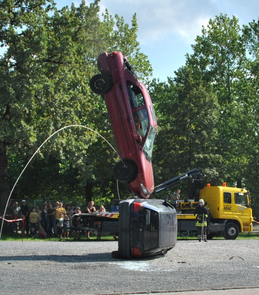 Ein Ford Mondeo krackt aus 18, Meter hhe auf einen Golf. Der wurde bei der einer Leistungsschow bei der Ortfeuewerhr Lehrte simuliert, am 21.08.2010.
