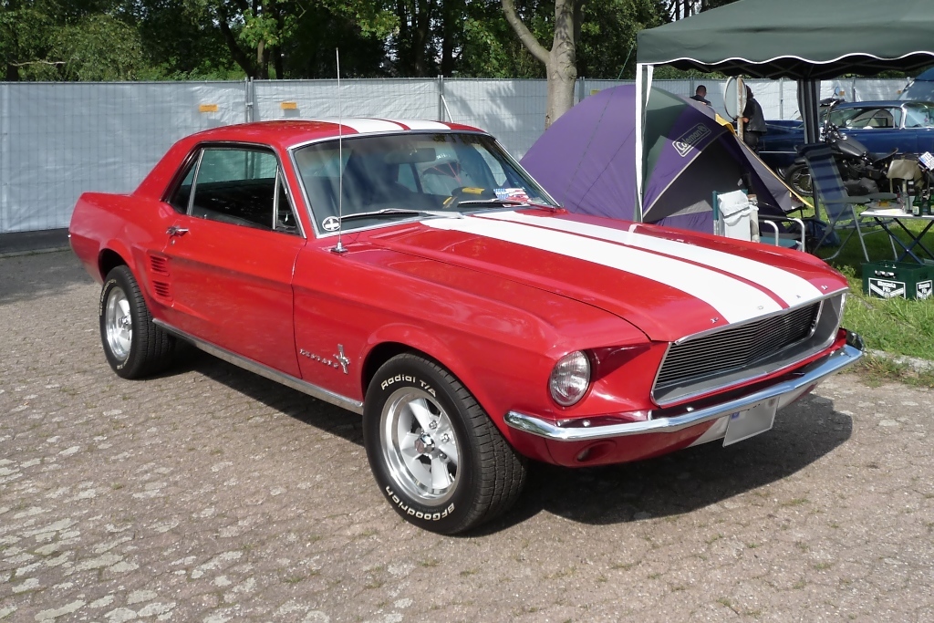 Ein Ford Mustang der ersten Generation, gebaut 1967, auf dem Auengelnde der US-Car-Show in Grefrath im August 2010.