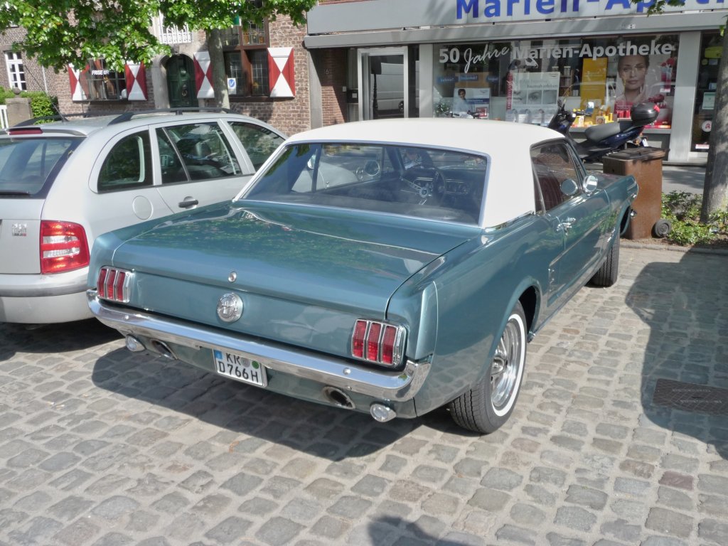 Ein Ford Mustang I prsentiert sich bei der Oldtimer-Rallye auf dem Marktplatz in Hls.