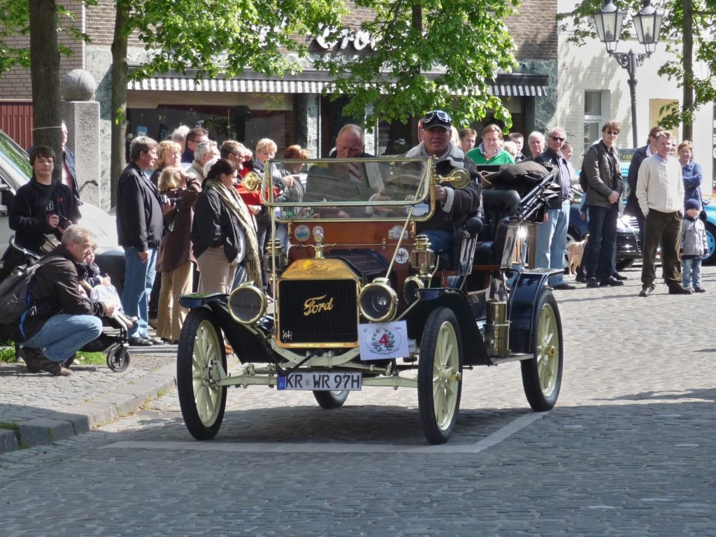 Ein Ford T  Tin Lizzy  von 1919 am Start bei der Oldtimer-Rallye in Hls.