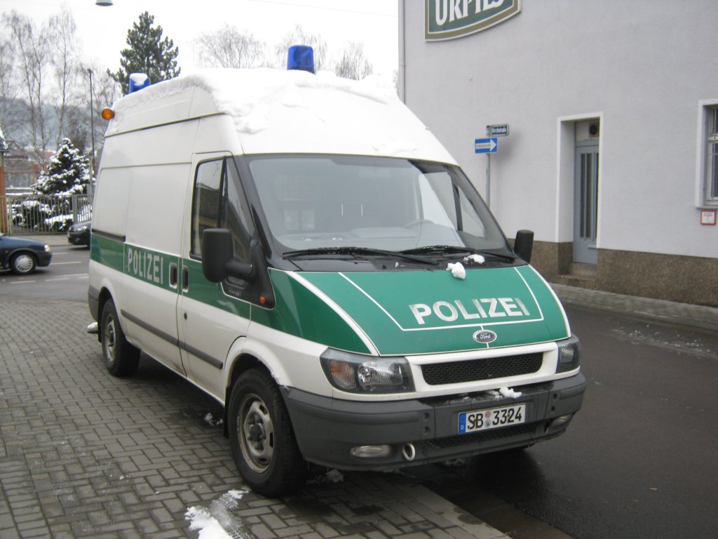 Ein Ford Transporter der Polizei des Saarlandes in Saarbrcken Brebach. Aufgenommen habe ich das Foto am 20.02.2011 in Brebach.