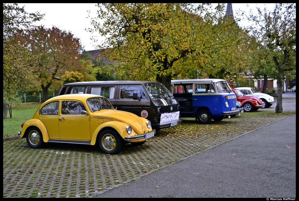 Ein gelber Mexiko-Kfer, ein brauner VW-Bus T3, ein wei/blauer VW-Bus T2, ein roter VW-Kfer 1303 und mein weier VW-Kfer 1300 bei der  Karpfenausfahrt  des Kferteam Nrnberg e.V. am 21. Oktober 2012.