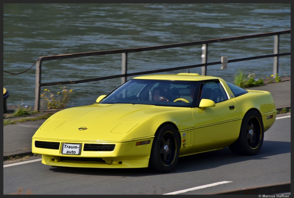 Ein gelber Sportwagen, eine Chevrolet Corvette der Baureihe C4, am 24. September 2011 bei Kaub im Rheintal unterwegs. 
Das Modell C4 wurde fast unverndert von 1983-1996 gebaut. Produktionsort war das GM-Werk Bowling Green/Kentucky.
Ab 1986 war die C4 auch als Cabriolet lieferbar. Motorisiert war dieses Fahrzeug grundstzlich mit ein V8-Motor mit 5.7l Hubraum.

