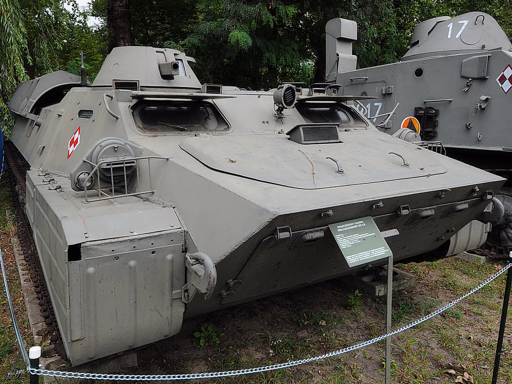 Ein  gepanzerter, amphibischer Truppentransporter MT-LB in der Zweigstelle Fort IX  Sadyba  des Armeemuseums Warschau. (August 2011)