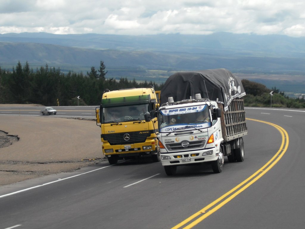 Ein Hino Klein-LKW berholt am 09.02.2011 auf der Panamericana einen Actros in Richtung Norden zwischen Quito und Ambato.