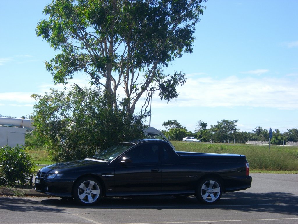 Ein Holden Ute Thunder parkt im Schatten in der Nhe von Cairns (Australien), Mai 2006