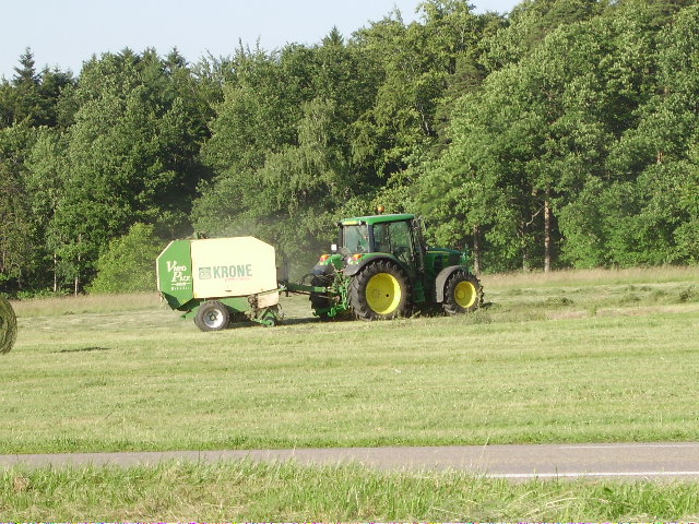 Ein John Deere Traktor mit Krone Rundballenpresse am 13.06.09 in der nhe von Karlsruhe