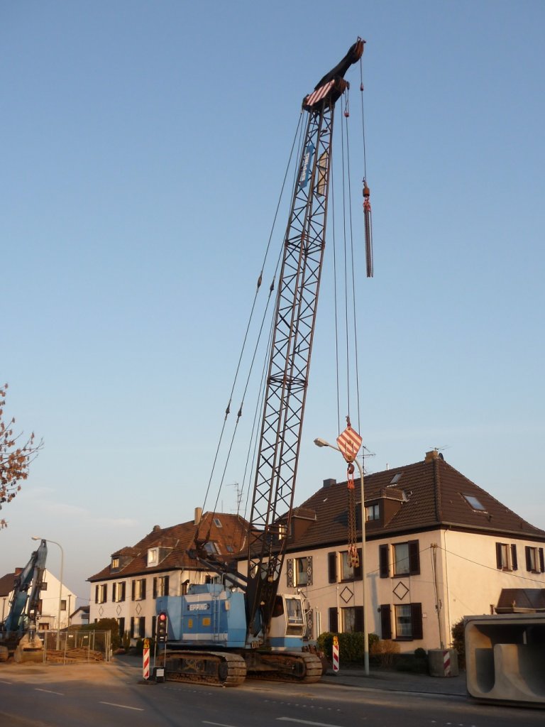 Ein kleiner Raupenkran auf einer Straenbaustelle in Krefeld (22.02.11)