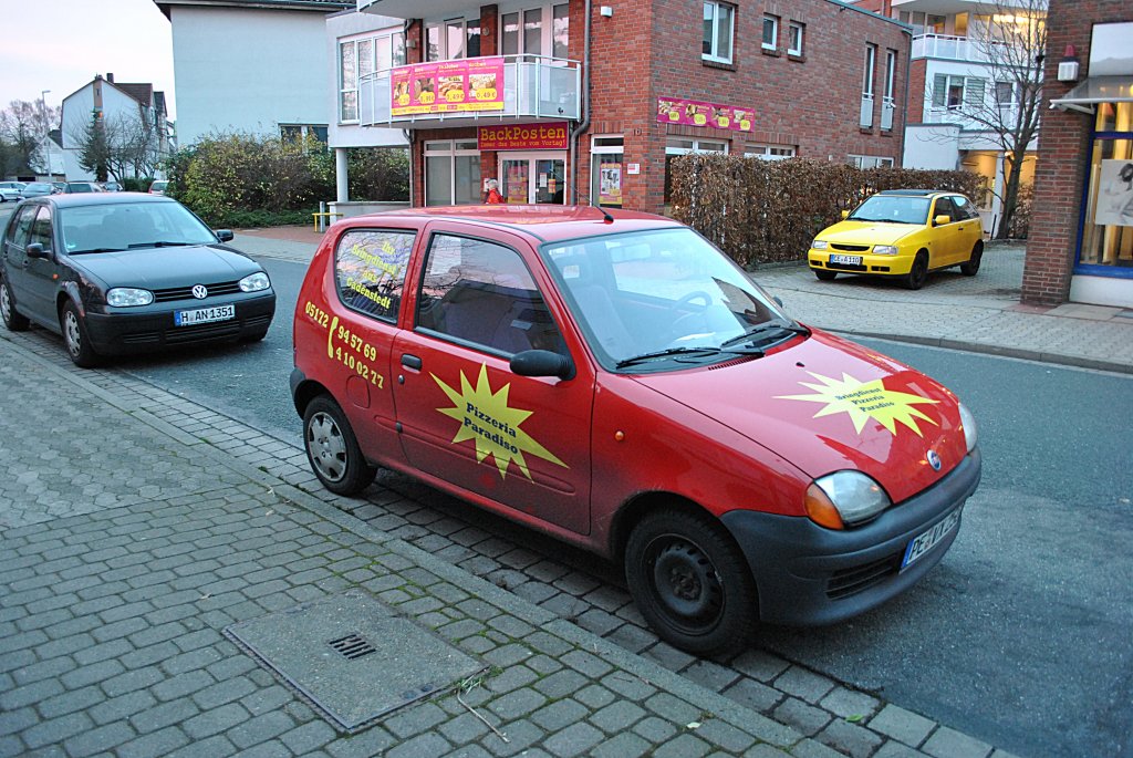 Ein Kleinwagen von Fiat als Pizzaauto, im Lehrte, am 15.11.10