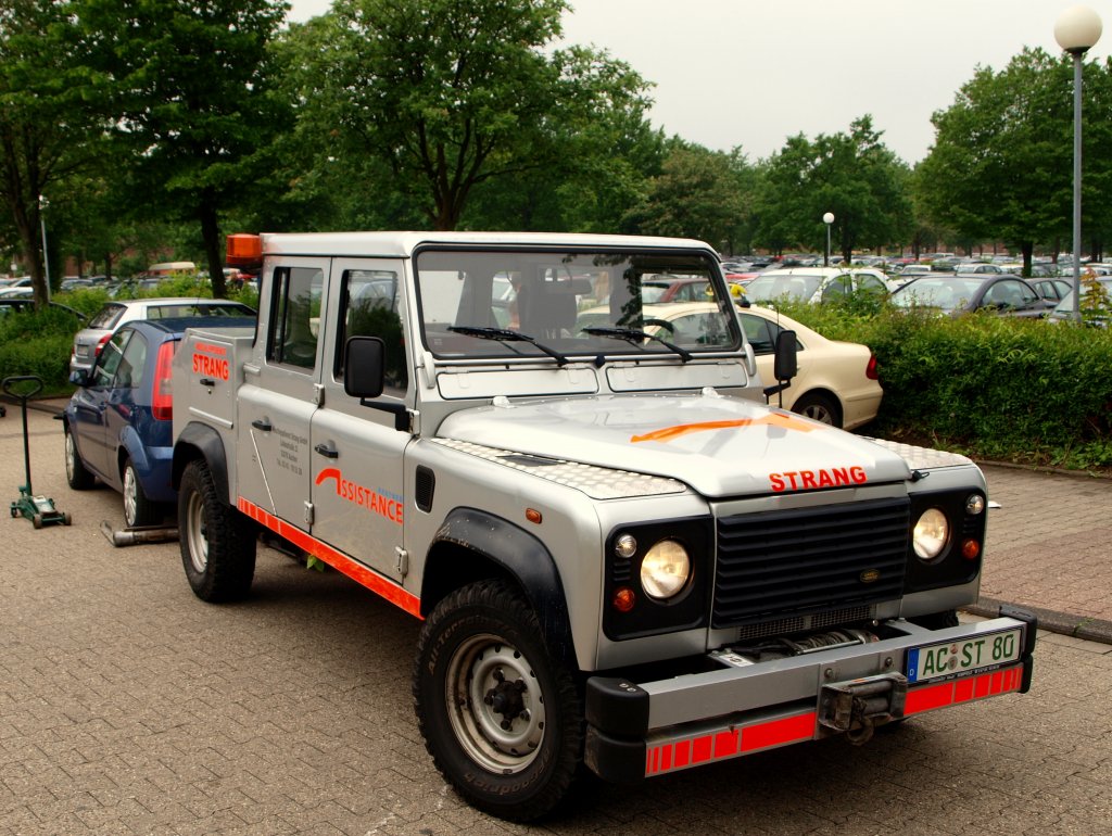 Ein Land Rover Defender Abschleppwagen einer Aachener Firma ld sich am 01.06.2010 einen Falschparker auf dem Klinikomparkplatz auf die Abschleppbrille.
