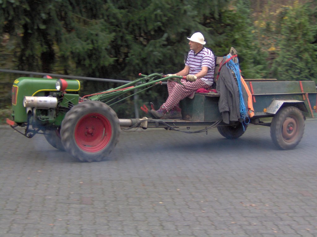 Ein landwirtschaftliches Fahrzeug in der Nhe vom Drachenfels.