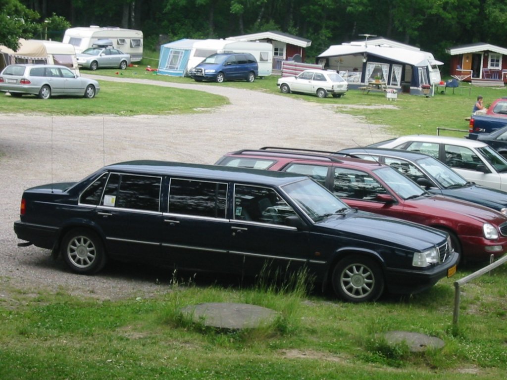 Ein langer VOLVO parkt etwas abschssig auf dem Campingplatz bei Mariefred (Schweden), 28.06.2003 