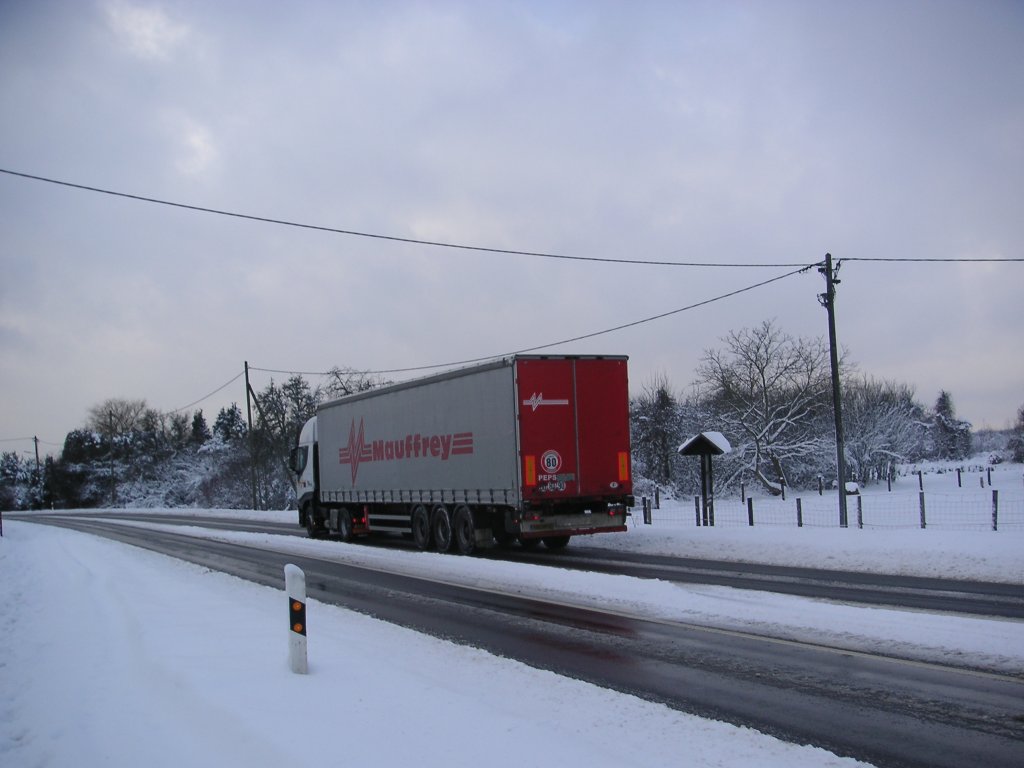 Ein LKW fhrt die Flughafen-Strae von Saarbrcken Ensheim in Richtung Saarbrcken. Die Aufnahme des Fotos war am 01.02.2010. Die Aufnahme gefiehl mir sehr, deshalb mchte ich Sie auch Euch zeigen.