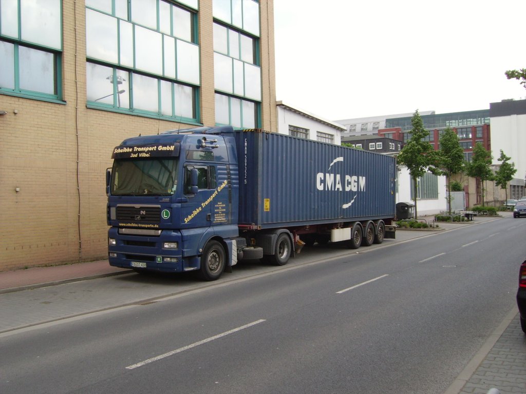 Ein MAN TGA mit Container am 30.04.11 in Frankfurt am Main Ost 