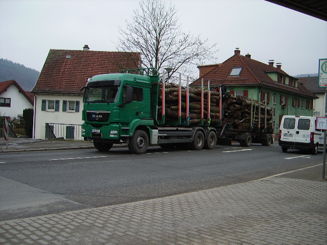 Ein MAN TGS Holztransporter am 24.02.11 in Kleingemnd 