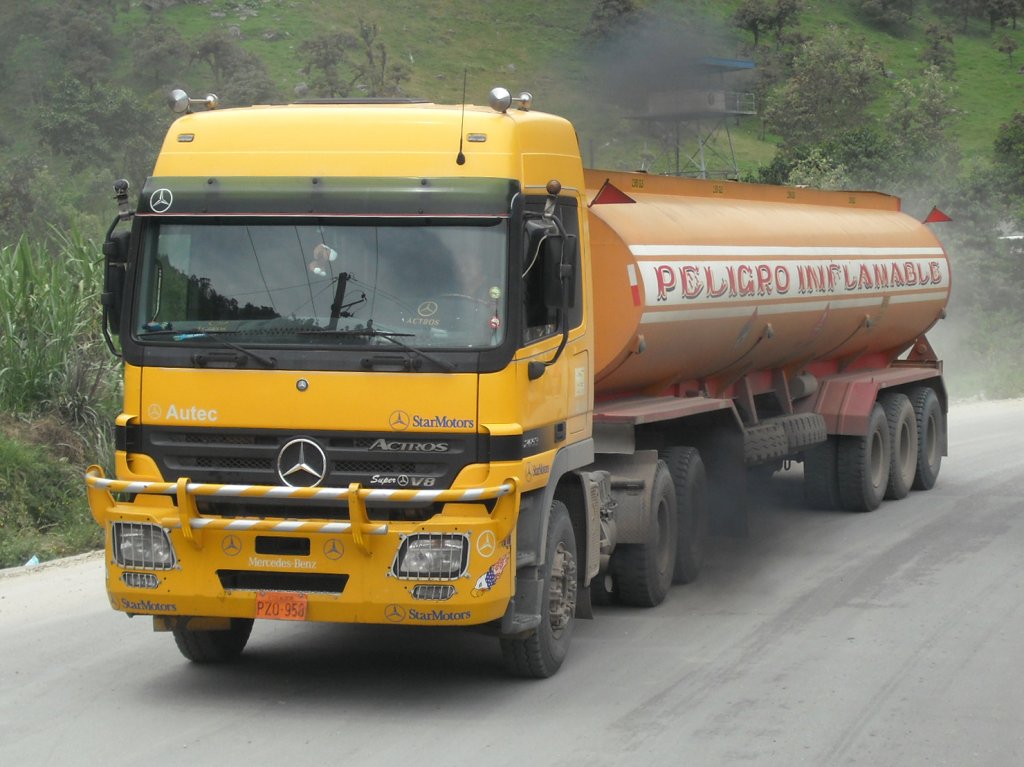 Ein Mercedes Actros Mp2 mit einem Tankauflieger auf einer Bundesstrasse in den Anden Ecuadors am 19.02.2011.