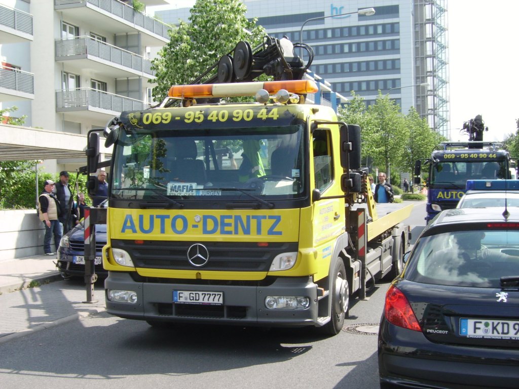 Ein Mercedes Atego von Auto Dentz Abschleppdienst in Frankfurt am 28.05.11