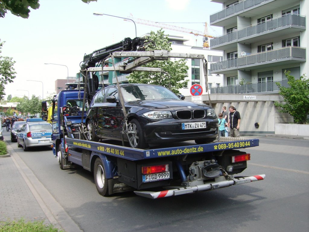 Ein Mercedes Benz Atego Abschleppwagen von Auto Dentz am 28.05.11 in Frankfurt 