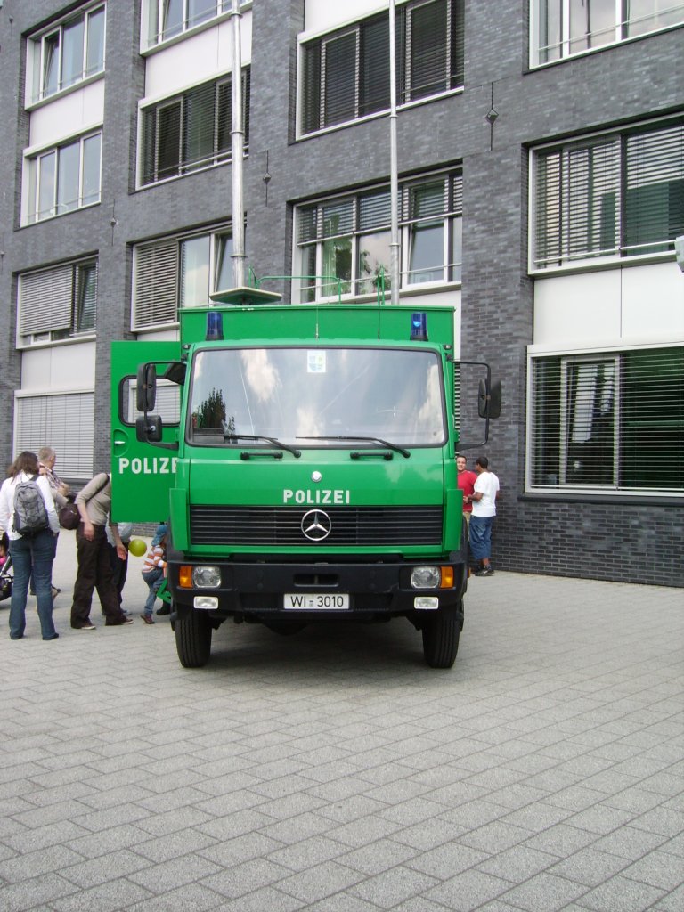 Ein Mercedes Benz LKW in Frankfurt am Main der Bereitschafts Polizei am 28.05.11