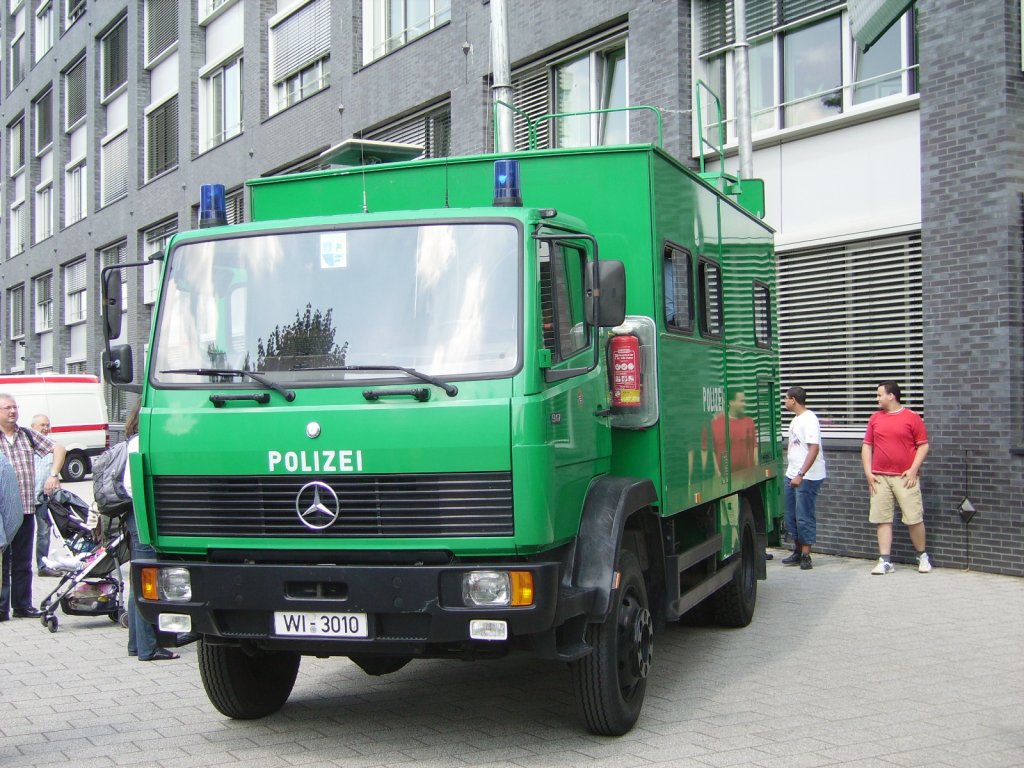 Ein Mercedes Benz LKW der Polizei in Frankfurt am Main am 28.05.11