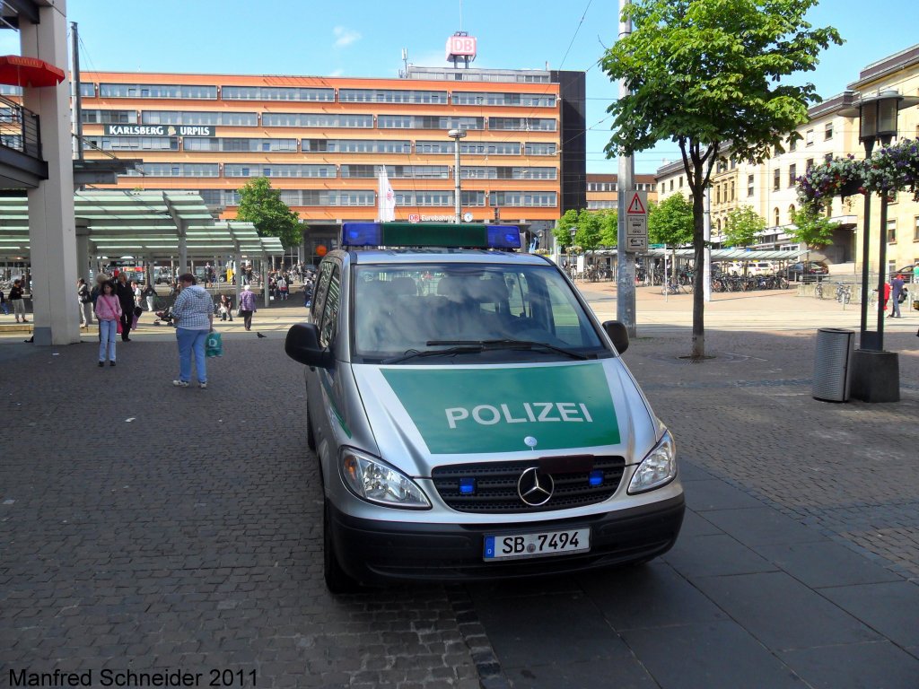 Ein Mercedes Benz PKW vor dem Eurobahnhof in Saarbrcken. Aufgenommen habe ich das Bild im September 2011.