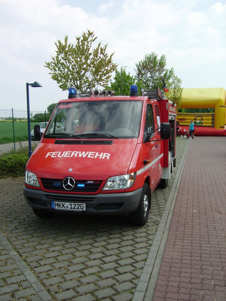 Ein Mercedes Benz Sprinter Kleinlschfahrzeug der Feuerwehr Maintal am 01.05.11 