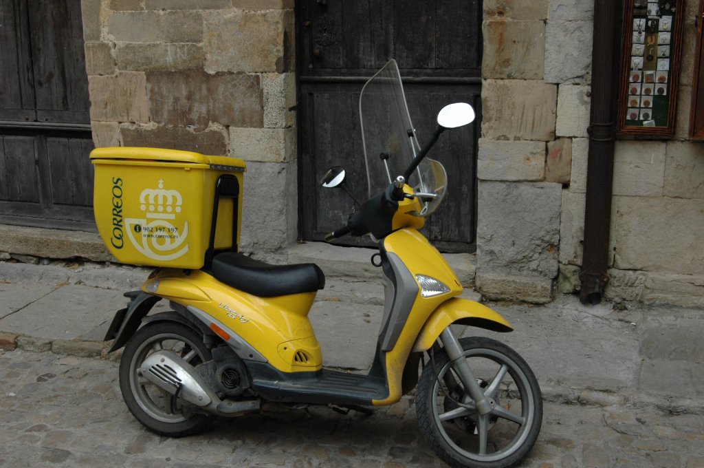 Ein Moped von einem Postboten. Gesehen in Santillana / Spanien    am  26.05.2010.