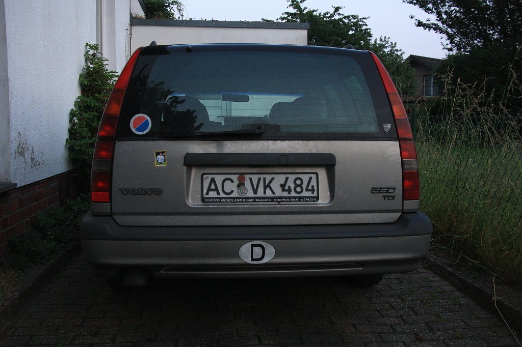 Ein Nachschuss von ein Volvo 850 TD steht in der Einfahrt in Kohlscheid-Bank am Abends des 20.6.2012.