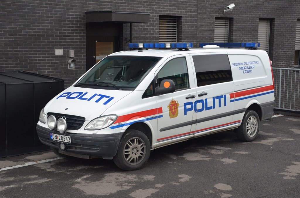 Ein neuer Vito 115CDI 4x4 Mercedes Polizei-Streifenwagen neben der Wache am 9.07.2012 in Hamar/Norwegen. 