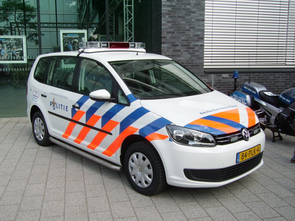 Ein neuer VW Touran der Polizei aus Holland zu Gast in Frankfurt am Main beim Tag der Offenen Tr am 28.05.11
