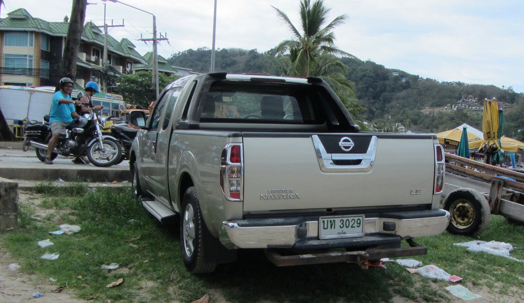 Ein Nissan Navara in Phuket am Patong Beach direkt am Strand. Die Aufnahme wurde am 2.1.2012 gemacht!
