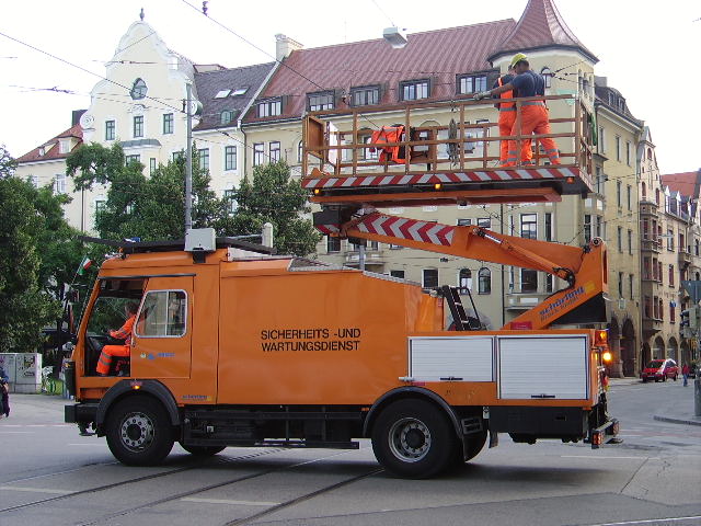 Ein Oberleitung Hubfahrzeug der Mnchener Verkehrsgesselschaft  am 09.08.06