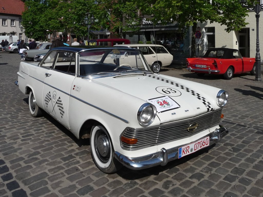 Ein Opel Rekord P2 Coupe im Renn-Design prsentiert sich bei der Oldtimer-Rallye auf dem Marktplatz in Hls.
