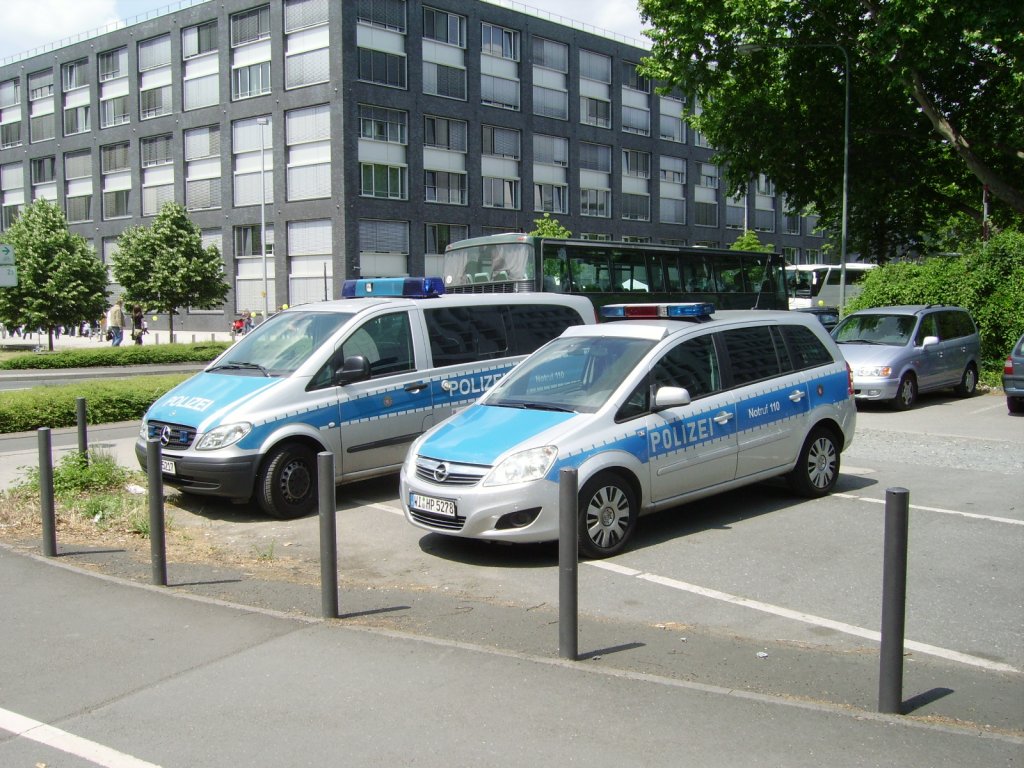 Ein Opel Zafira und ein Mercedes Benz Vito der Polizei in Frankfurt am Main am 28.05.11