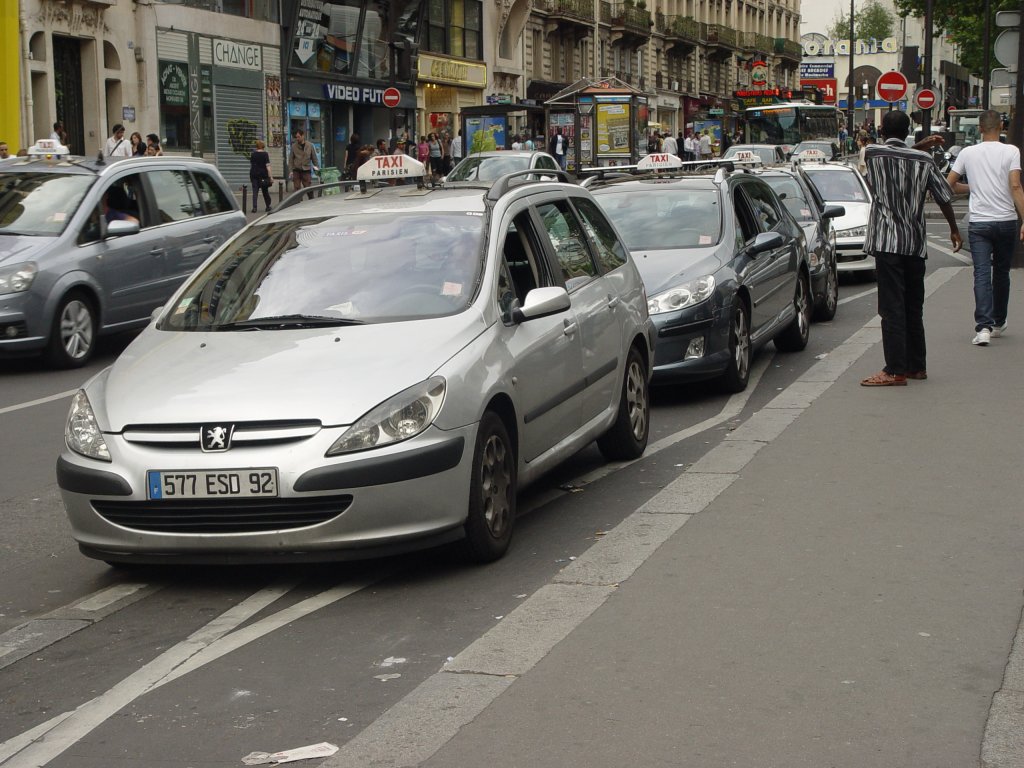 Ein Pariser Taxi, Peugeot, wartet am 13.07.2009 an der Place Clichy auf Kunden
