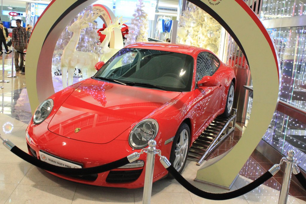 Ein Porsche zum Gewinn am Dubai Airport. Aufnahmedatum: 25.12.2010