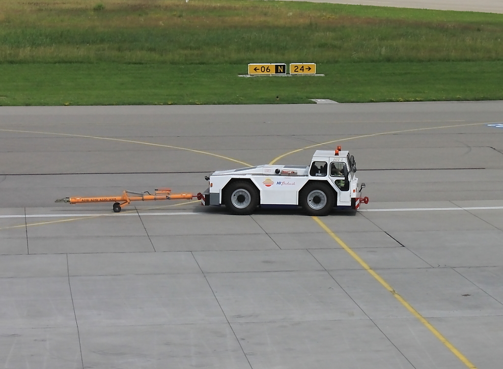 Ein Pushback/Schlepp-Fahrzeug in Friedrichshafen, das Fahrzeug wird gleich die Hamburg Airways vom Gate in den Hangar ziehen, aufgenommen am 4.7.2012
