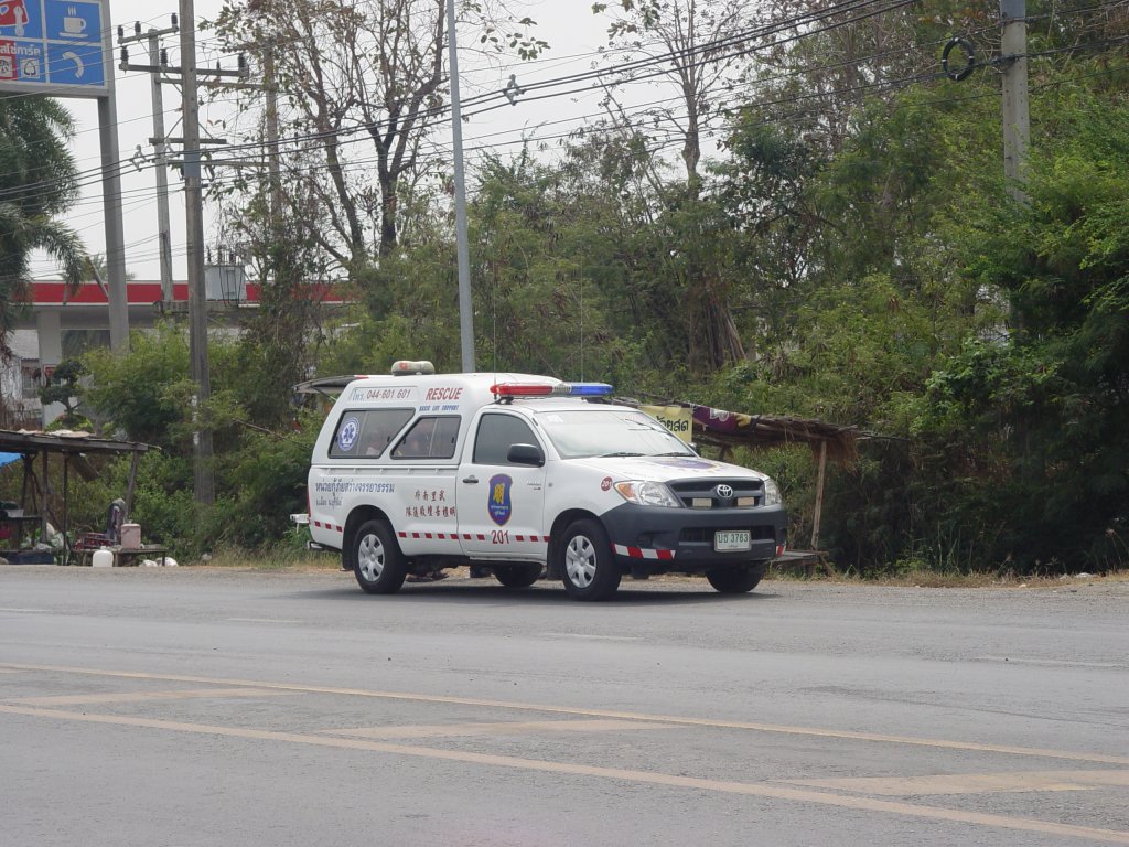 Ein Rettungs Einsatzfahrzeug von Toyota des thailndischen Rettungsdienstes SAWANG RESCUE am 14.02.2011 in Buri Ram