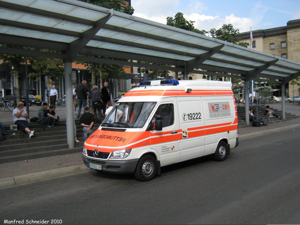 Ein Rettungswagen von Mercedes Benz an der Haltestelle Saarbrcken Hauptbahnhof. Die Aufnahme des Foto war am 04.09.2010.